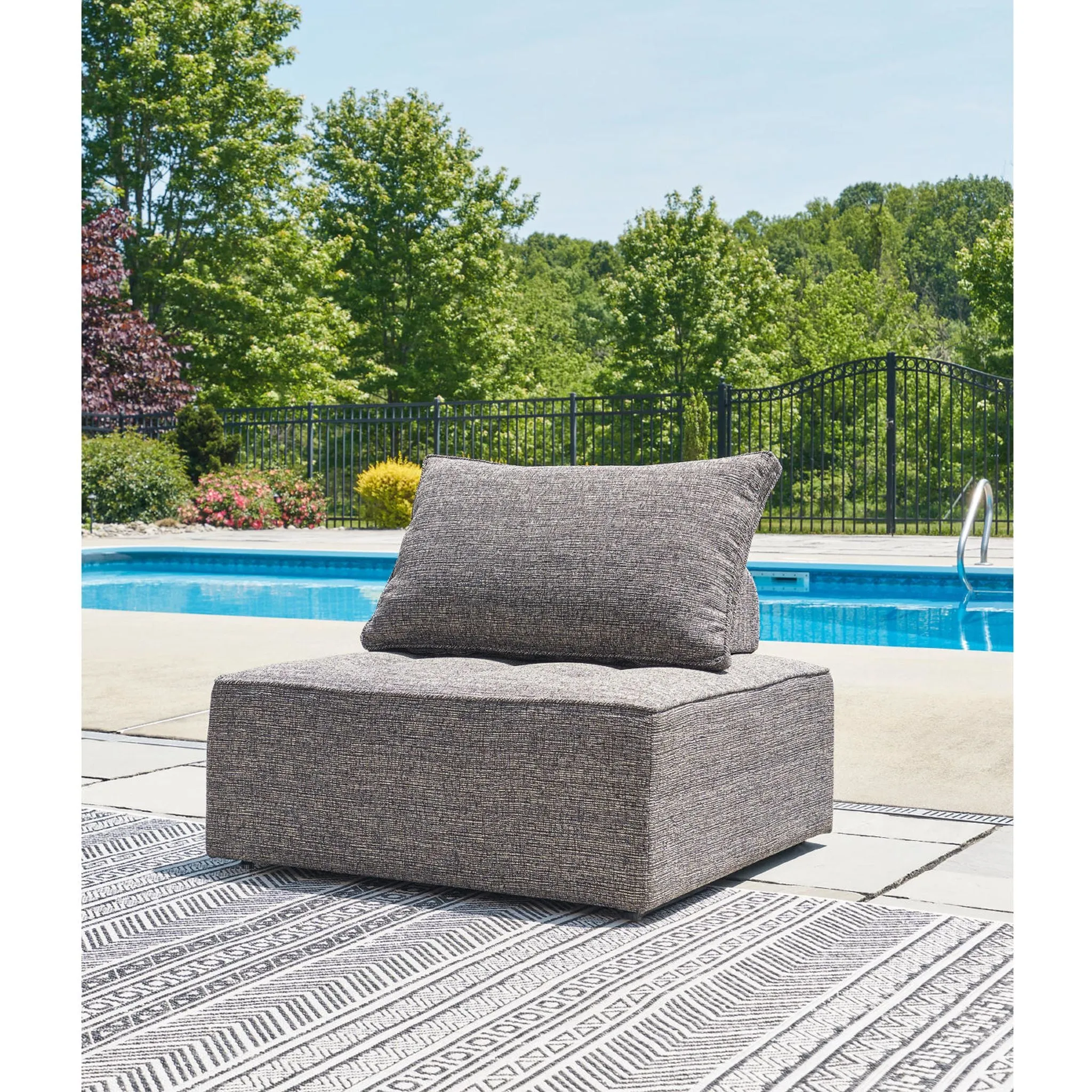 Outdoor Bree Zee Swivel Lounge Chair with Cushion